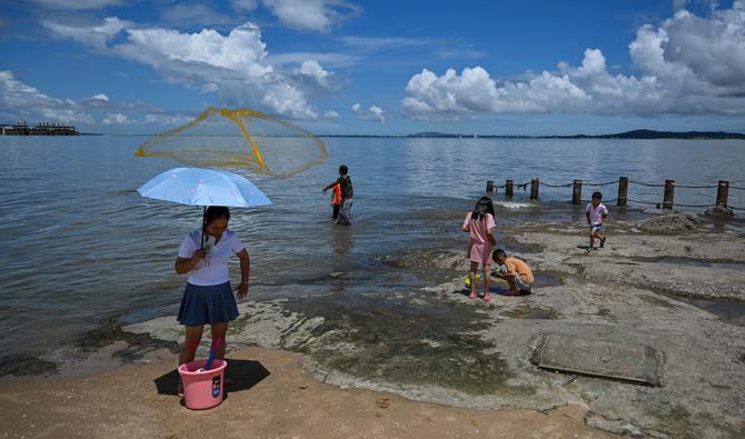 Les gens se rassemblent sur la plage de Xiamen, à travers les îles Kinmen de Taïwan, le 3 août 2022. (Photo, AFP)