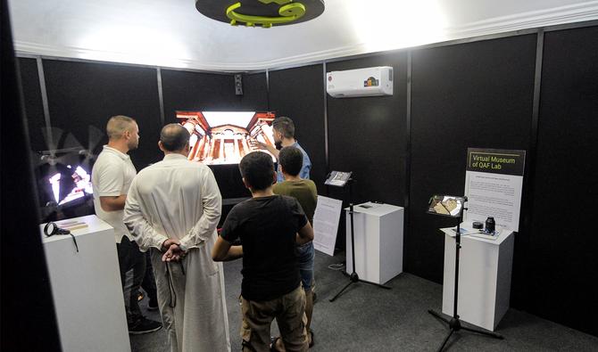 Ayoub Thanoon Younes, fondateur du projet Mosul Heritage, enseigne aux visiteurs la technologie 3D utilisée pour visualiser des modèles reconstruits d'artefacts anciens détruits pendant l'occupation de Mossoul par les combattants du groupe État islamique (EI), au QAF Lab (représentant la lettre arabe 'qaf') Musée virtuel dans la ville du nord de l'Irak le 3 août 2022. (Photo, AFP)