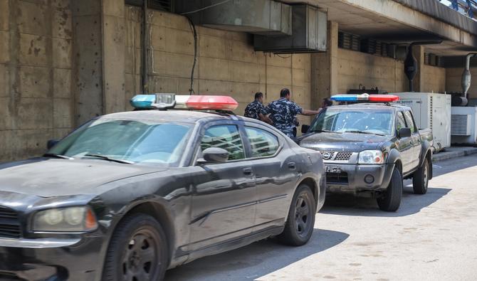 Des membres des forces de sécurité libanaises se déploient dans une rue donnant accès à un centre de détention sous le pont Adliyeh (Palais de justice) dans la capitale Beyrouth, le 7 août 2022, après une évasion de prison à l'aube. (Photo, AFP)