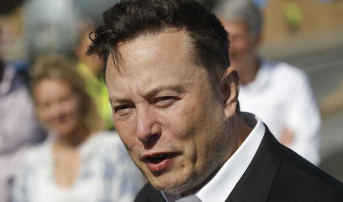 Elon Musk, s'entretient avec les médias alors qu'il arrive pour visiter le chantier de construction du futur géant américain de la voiture électrique Tesla, à Gruenheide près de Berlin, le 3 septembre 2020. (Photo, AFP)