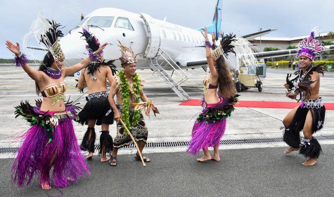 Un prêtre officie une cérémonie de lancement du premier vol d'Air Rarotonga vers Tahiti, à l'aéroport international de Rarotonga aux Îles Cook, le 13 août 2022. (Photo, AFP)
