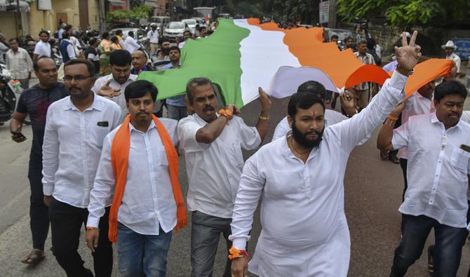 Les gens participent à une procession portant un drapeau national indien géant à l'occasion du 75e anniversaire de l'indépendance de l'Inde, à Bangalore, le 15 août 2022. (Photo, AFP)