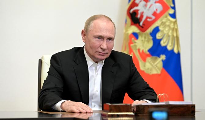 Le président russe Vladimir Poutine s'adresse aux participants du festival Tavrida.ART via une liaison vidéo à la résidence d'État de Novo-Ogaryovo, le 15 août 2022. (Photo/ SPUTNIK/ AFP)
