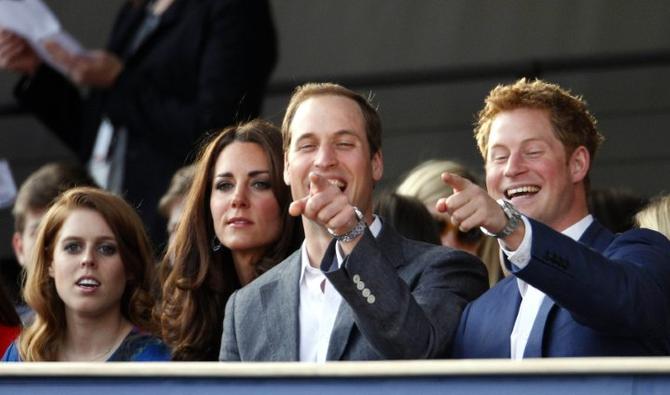 Le prince William et le prince Harry lors du concert du jubilé de diamant à Londres, le 4 juin 2012. (Photo, AFP)