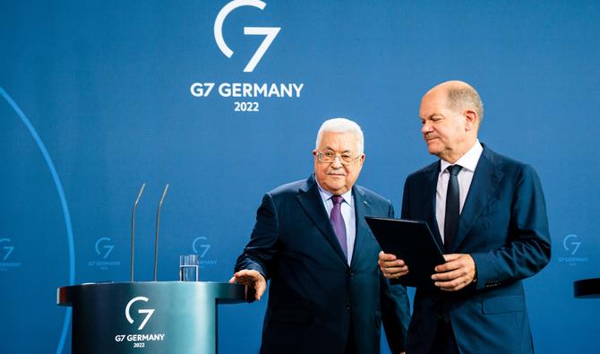 Le chancelier allemand Olaf Scholz et le président palestinien Mahmoud Abbas partent après une conférence de presse à la chancellerie de Berlin, en Allemagne, le 16 août 2022. (Photo, AFP)
