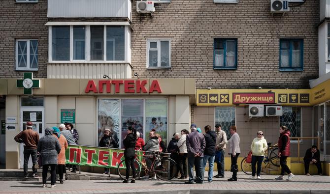Des résidents font la queue pour entrer dans une pharmacie à Sloviansk, dans l'est de l'Ukraine, le 11 mai 2022. (Photo, AFP)