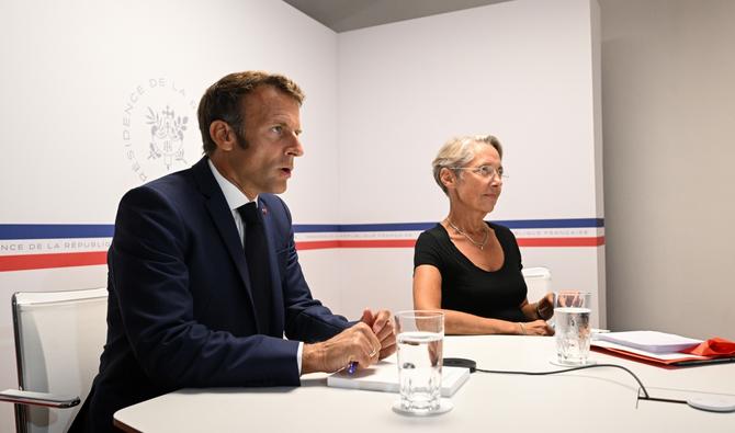 Le président français Emmanuel Macron tient à côté du Premier ministre français Elisabeth Borne la cellule de crise interministérielle à la suite des violentes tempêtes qui ont fait cinq morts en Corse, au Fort de Bregancon à Bormes-les-Mimosas, dans le sud de la France, le 18 août 2022. (Photo, AFP)