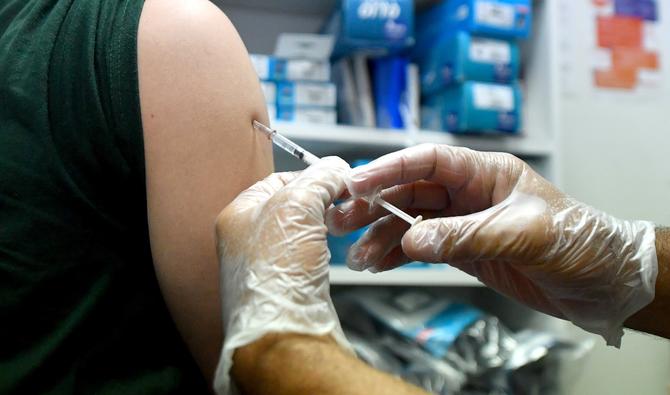 Un pharmacien administre une dose d'Imvanex, un vaccin pour se protéger contre la variole du singe, dans une pharmacie de Lille, le 10 août 2022. (Photo, AFP)