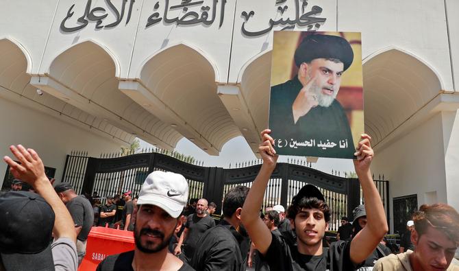 Les partisans du leader chiite irakien Moqtada Sadr se rassemblent lors d'une manifestation devant le siège du Conseil judiciaire suprême, la plus haute instance judiciaire d'Irak, dans la capitale Bagdad, le 23 août 2022. (Photo, AFP)