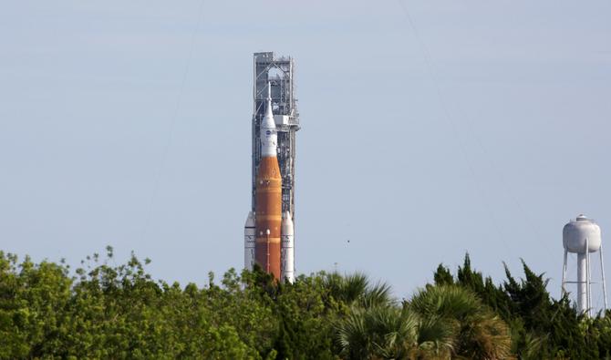 Du haut de ses 98 mètres, l'engin orange et blanc trône déjà depuis une semaine sur le pas de tir 39B du centre spatial Kennedy. (Photo, AFP)