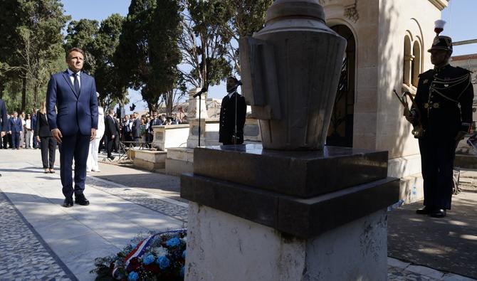 Le président français Emmanuel Macron devant le monument aux «morts pour la France» lors de sa visite au cimetière européen Saint-Eugène à Alger, le 26 août 2022. (Photo, AFP)