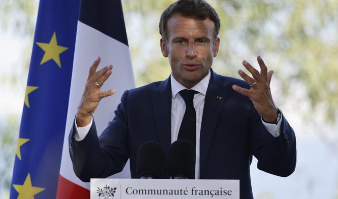 Le président français Emmanuel Macron prononce un discours lors d'une rencontre avec des membres de la communauté française à la résidence de l'ambassadeur de France en Algérie, le 26 août 2022, lors d'une visite officielle. (Photo, AFP)