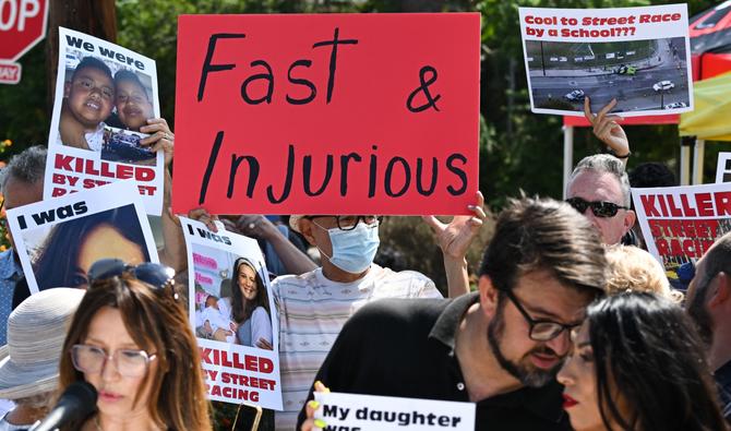 Les résidents locaux et les partisans du groupe Street Racing Kills protestent contre l'augmentation des prises de contrôle des courses de rue et le dernier film Fast and Furious en cours de tournage dans le quartier Angelino Heights de Los Angeles, Californie, le 26 août 2022. (Photo, AFP)