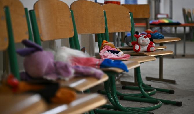 Des jouets en peluche sont exposés sur des chaises à l'intérieur d'un abri anti-bombes préparé pour les écoliers d'une école publique de Kyiv, au milieu de l'invasion russe de l'Ukraine, le 29 août 2022. (Photo, AFP)