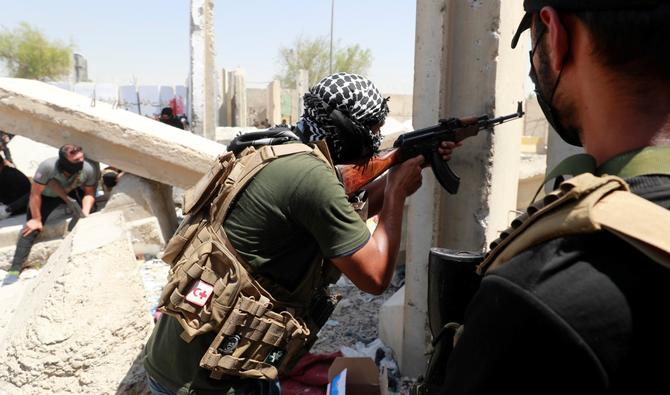 Les combats opposent les Brigades de la paix, un groupe armé aux ordres de Moqtada Sadr, à l'armée et aux hommes du Hachd al-Chaabi, ex-paramilitaires pro-Iran intégrées aux forces régulières. (Photo, AFP)