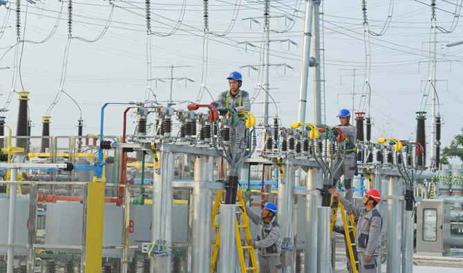 Des ouvriers installent une station de conversion haute tension à Chuzhou, dans la province chinoise de l'Anhui, dans l'est de la Chine, le 3 novembre 2021. (Photo AFP)