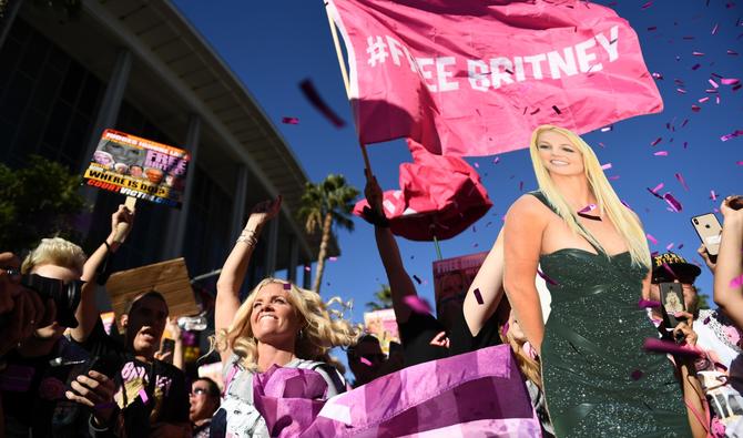 Les partisans du mouvement FreeBritney se rassemblent pour soutenir la musicienne Britney Spears pour une audience du tribunal de tutelle, devant le palais de justice Stanley Mosk à Los Angeles, Californie, le 12 novembre 2021. (Photo, AFP)