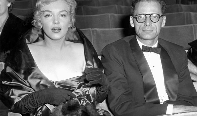 Photo datée du 11 octobre 1956, montrant l'actrice Marilyn Monroeet son mari, l'écrivain Arthur Miller, au Comedy Theatre de Londres alors qu'ils attendent la première nuit de la nouvelle pièce de Miller, «A view from the Bridge». (Photo, Archives, AFP)