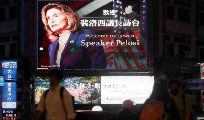 Des gens passent devant un panneau d'affichage accueillant la présidente de la Chambre des États-Unis, Nancy Pelosi, à Taipei, Taïwan, le mardi 2 août 2022. (Photo, AP)