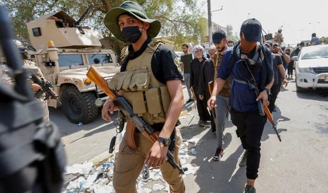 Des partisans du chef religieux irakien Moqtada al-Sadr quittent la rue après de violents affrontements, près de la Zone verte de Bagdad, en Irak, le 30 août 2022. (Reuters)