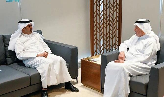 Abdallah al-Rabeeah, superviseur général du KSRelief, s'entretient avec Falah Al-Hajraf, ambassadeur du Koweït au Yémen. (SPA)
