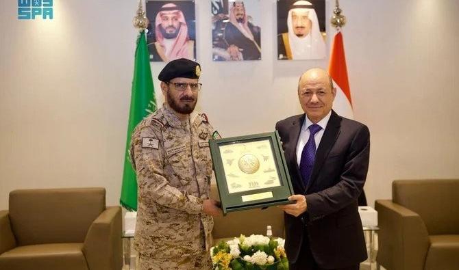 Le chef du Conseil de direction présidentiel du Yémen, Rachad al-Alimi, est reçu par le commandant des forces conjointes, le lieutenant-général Mutlaq ben Salem al-Azima. (SPA)