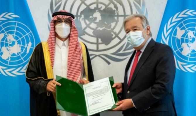 L’ambassadeur Dr Abdelaziz al-Wasel présente ses lettres de créance au secrétaire général de l’ONU, Antonio Guterres, au siège de l’institution à New York, mardi. (Ministère saoudien des Affaires étrangères)