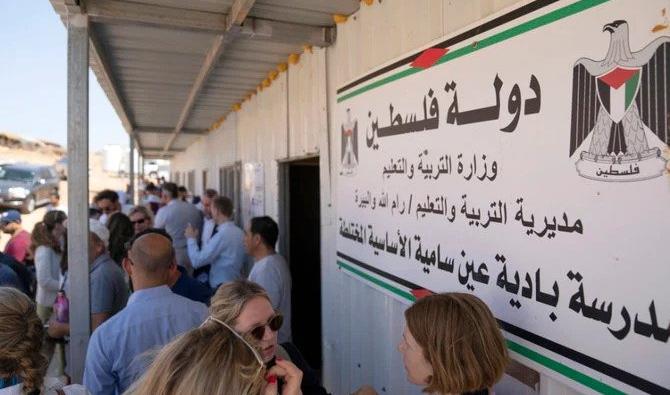 Un panneau indiquant «État de Palestine, ministère de l'Éducation, école Ein Samia» en Cisjordanie, au nord-est de Ramallah, vendredi 12 août 2022. (Photo, AP)