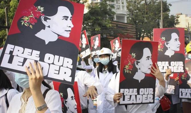 Le voyage de l'émissaire des Nations unies pour la Birmanie, Noeleen Heyzer, intervient après que l'ancienne dirigeante civile du pays, Aung San Suu Kyi, a été condamnée lundi pour d'autres accusations de corruption. (AP)