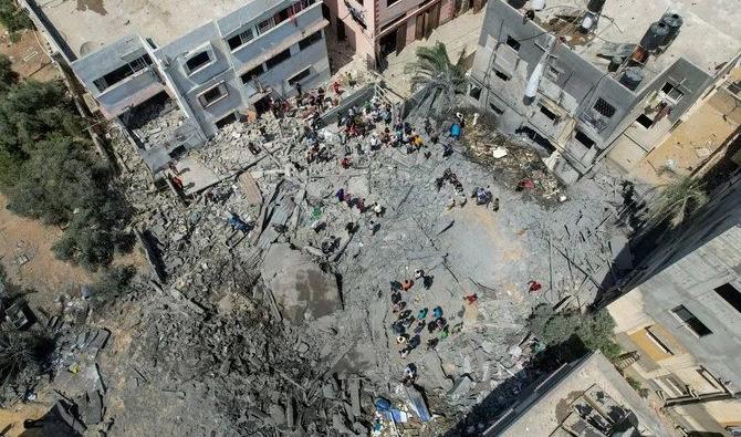 Des Palestiniens inspectent une maison touchée par une frappe aérienne israélienne à Gaza, le 6 août 2022. (Reuters)