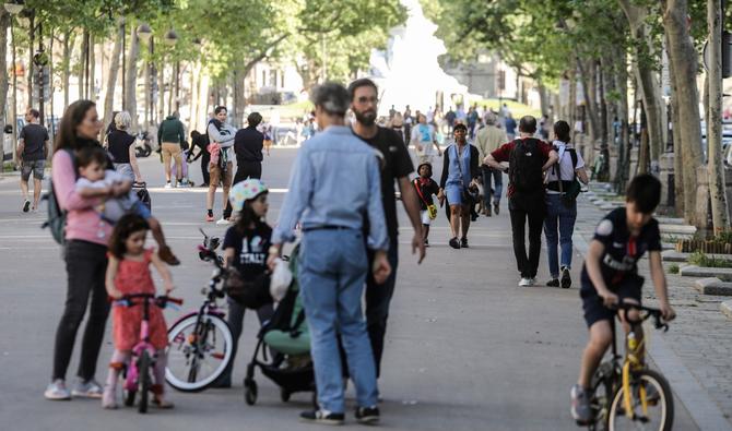Sur une partie de cette place du centre de Paris, des stands et des animations autour du vélo attirent quelques dizaines de curieux (bourse aux deux-roues, atelier de réparation, manège, piste d'initiation pour les enfants...). (Photo, AFP)
