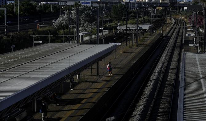 Une femme attend le train à la gare de Sacavem à Loures, dans la périphérie de Lisbonne, le 30 juin 2020. (Photo, Fichier, AFP)