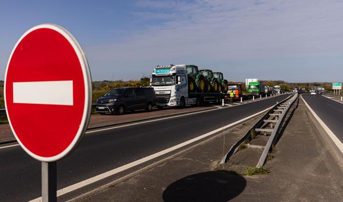 Des camions bloquent l'échangeur de Guilberville sur l'autoroute A84 dans le cadre d'une manifestation contre la hausse du prix du carburant, le 21 mars 2022, en Normandie. (Photo, AFP)