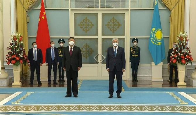 Le président chinois Xi Jinping a été accueilli par le président kazakh Kassym-Jomart Tokaïev, les deux dirigeants portant des masques tout comme leurs délégations et la garde d'honneur. (Photo, AFP)