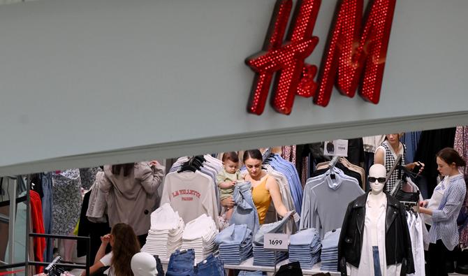 Les gens font leurs courses dans un magasin de vêtements H&M, au centre commercial Metropolis à Moscou, le 3 août 2022. (Photo, AFP)