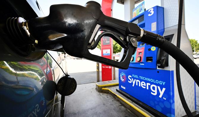 Un pistolet à essence pompe de l'essence dans un véhicule à Los Angeles, en Californie, le 23 août 2022. (Photo, AFP)