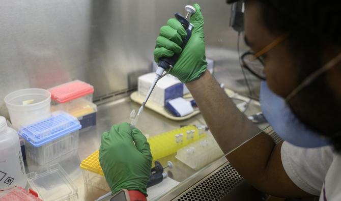 Un scientifique prépare une réaction en chaîne par polymérase (PCR) pour la poliomyélite dans un laboratoire du Queens College, le 25 août 2022, à New York. (Photo, AFP)