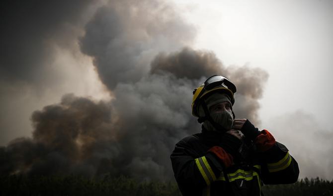 Un pompier monte la garde pour surveiller un incendie près de Saint-Magne, dans le sud-ouest de la France, le 11 août 2022. (Photo, AFP)