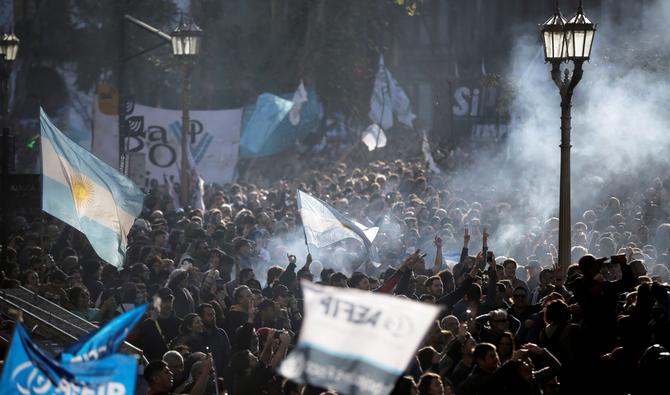 Par dizaines de milliers, les Argentins ont manifesté vendredi dans plusieurs villes, sous le choc de la tentative d'assassinat jeudi de la vice-présidente Cristina Kirchner. (Photo, AFP)