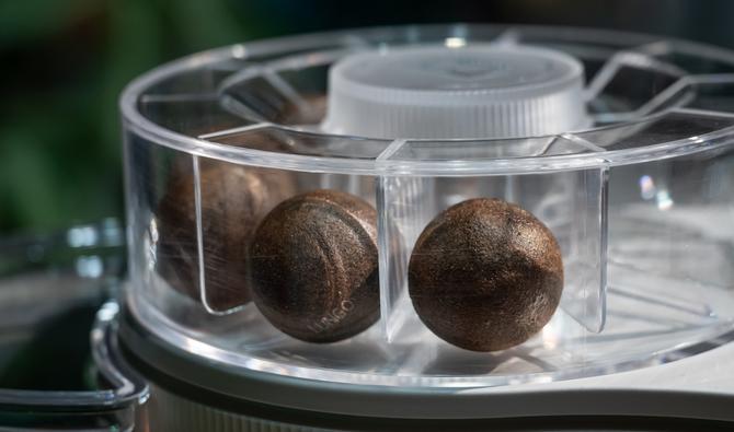 Le groupe suisse Migros officialise mardi le lancement d'un nouveau type de dosettes de café, sous forme de boules entièrement compostables. (Photo, AFP)