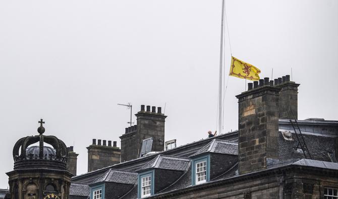 La bannière royale d'Écosse au-dessus du palais de Holyroodhouse à Édimbourg est mise en berne le 8 septembre 2022, après l'annonce du décès de la reine Elizabeth II. (Photo, AFP)