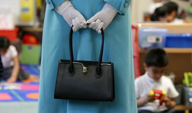 Côté vêtements et accessoires, Launer, qui vend les sacs à mains dont la reine était inséparable, se targuait de fournir la souveraine depuis 1968 mais risque dorénavant de perdre son précieux cachet. (Photo, AFP)
