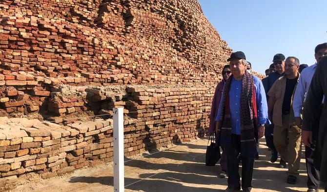 Le Secrétaire général des Nations Unies, Antonio Guterres, parcourt le site archéologique de Mohenjo Daro, classé au patrimoine mondial de l'UNESCO, endommagé par les eaux de crue dans la province du Sindh, le 10 septembre 2022. (Photo, AFP)