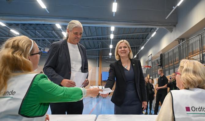La Première ministre suédoise Magdalena Andersson et son mari Richard Friberg dans un centre de vote à Nacka, près de Stockholm, le 11 septembre 2022. (Photo, AFP)