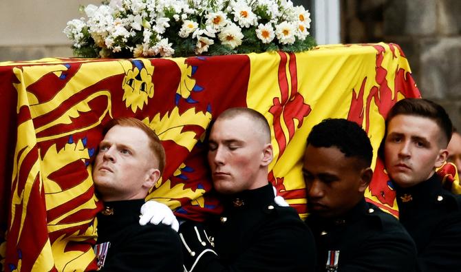 Le cercueil de feu la reine Elizabeth II recouvert de l'étendard royal d'Écosse, au palais de Holyroodhouse, à Édimbourg le 11 septembre 2022. (Photo, AFP)