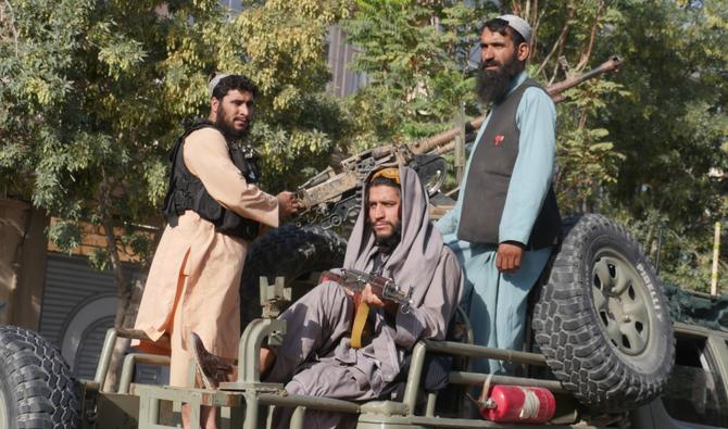 Des combattants talibans se tiennent à l'arrière d'un véhicule alors qu'ils effectuent une inspection à Herat, le 11 septembre 2022. (Photo, AFP)