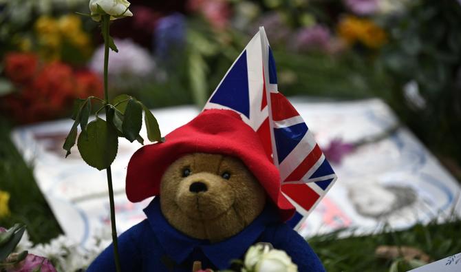 L'ourson Paddington est photographié avec des hommages floraux à Green Park, près de Buckingham Palace, à Londres le 11 septembre 2022. (Photo, AFP)