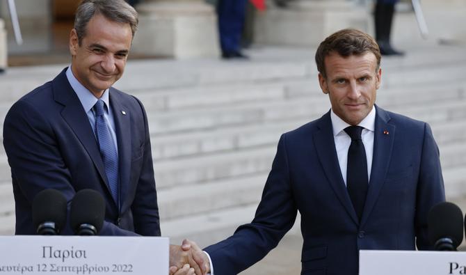 Le président français Emmanuel Macron (à droite) serre la main du Premier ministre grec Kyriakos Mitsotakis (à gauche) après avoir publié une déclaration conjointe lors de leur rencontre au palais présidentiel de l'Elysée à Paris, le 12 septembre 2022. (Photo, AFP)