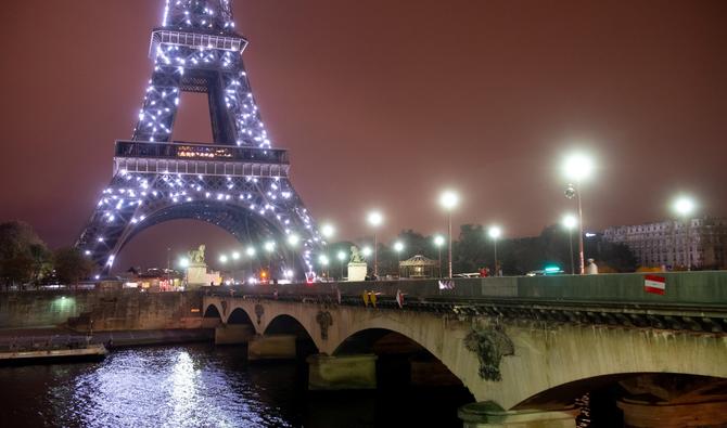 Surnommée la «Ville Lumière», Paris le sera un peu moins, dès le 23 septembre, avec une extinction avancée de l'éclairage des bâtiments municipaux, en raison de la flambée des coûts de l'énergie. (Photo, AFP)