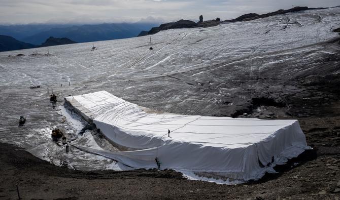 Depuis quelques jours, une langue de terre est totalement à l'air libre, alors que, comme le rappelle Glacier 3000 dans un communiqué, «en 2021 des mesures avaient révélé une épaisseur de glace d'environ 15 mètres à cet endroit».  (Photo, AFP)